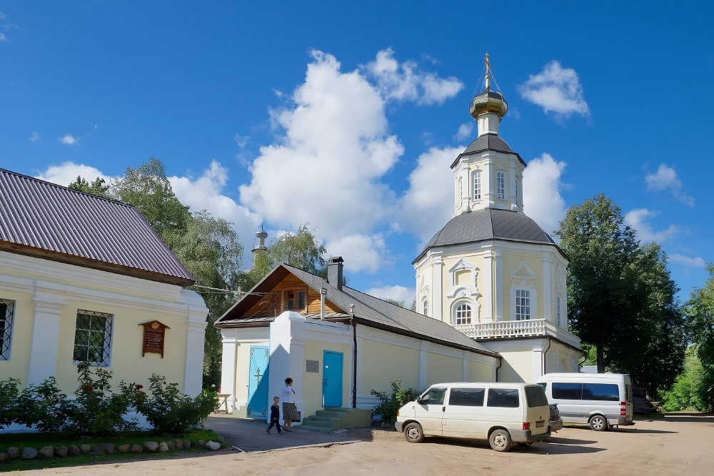 Гулять можно везде, кроме жилых покоев и территории социальной гостиницы