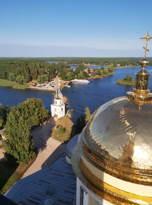 Редко где видно столько воды и близко расположенных друг к другу островов, а среди этого великолепия — монастырь