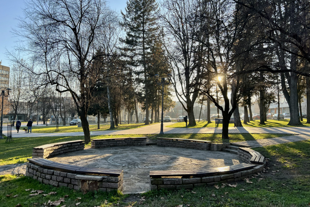 В городском парке приятно, особенно перед закатом