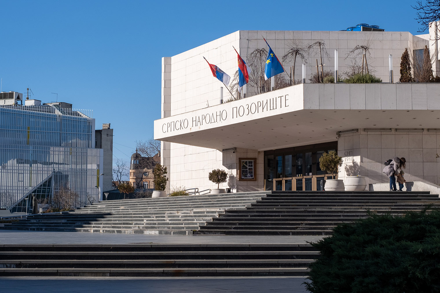 В театре три сцены, в сумме они вмещают почти полторы тысячи зрителей