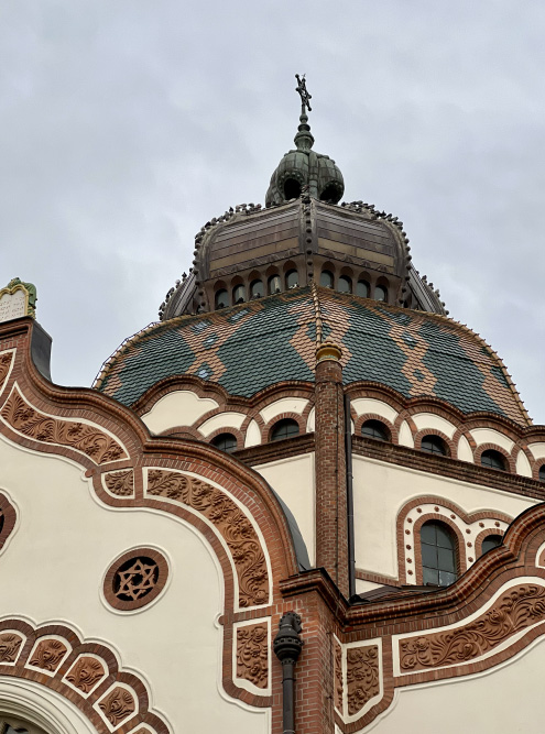 По понедельникам синагога закрыта, со вторника по пятницу открыта с 10:00 до 18:00, в выходные закрывается в 14:00