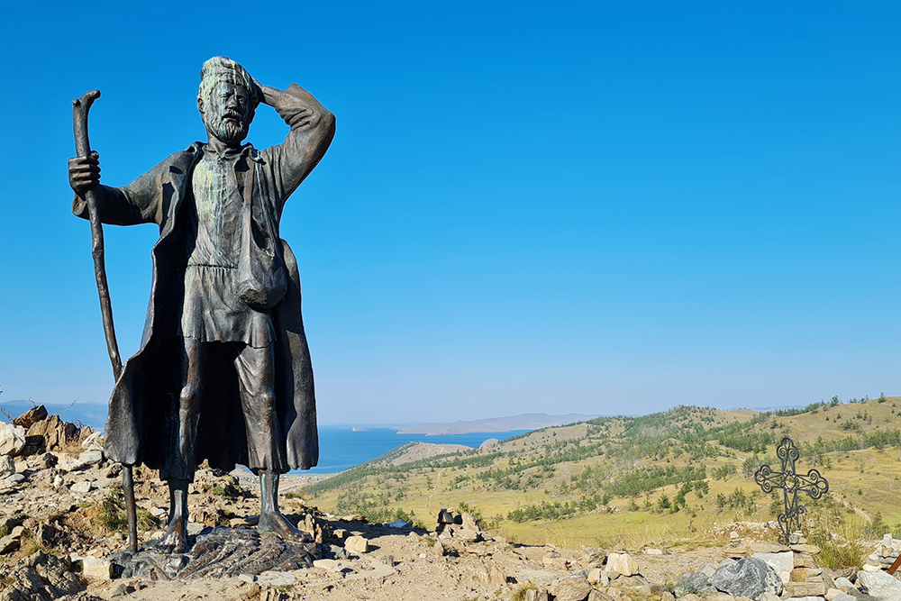 Саундтрек к фото — «По диким степям Забайкалья». Это памятник бродяге — герою песни. Стоит на смотровой у Куркутского залива Байкала