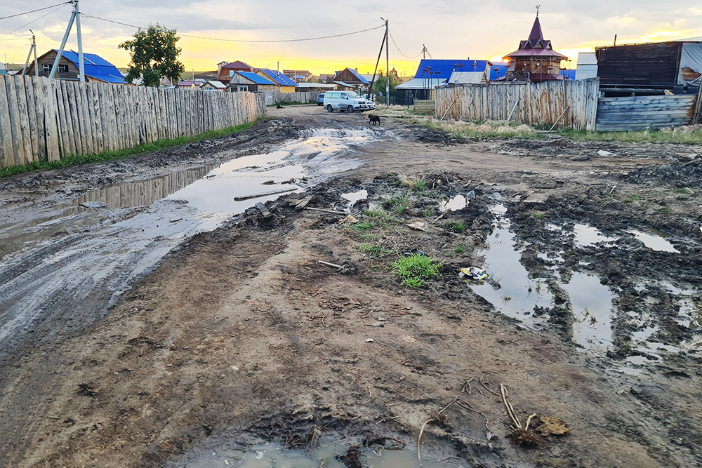 Передвигаться по Хужиру не так просто — на ужин приходится идти пешком. Грязь на здешних дорогах такая, что мое авто не способно ее преодолеть