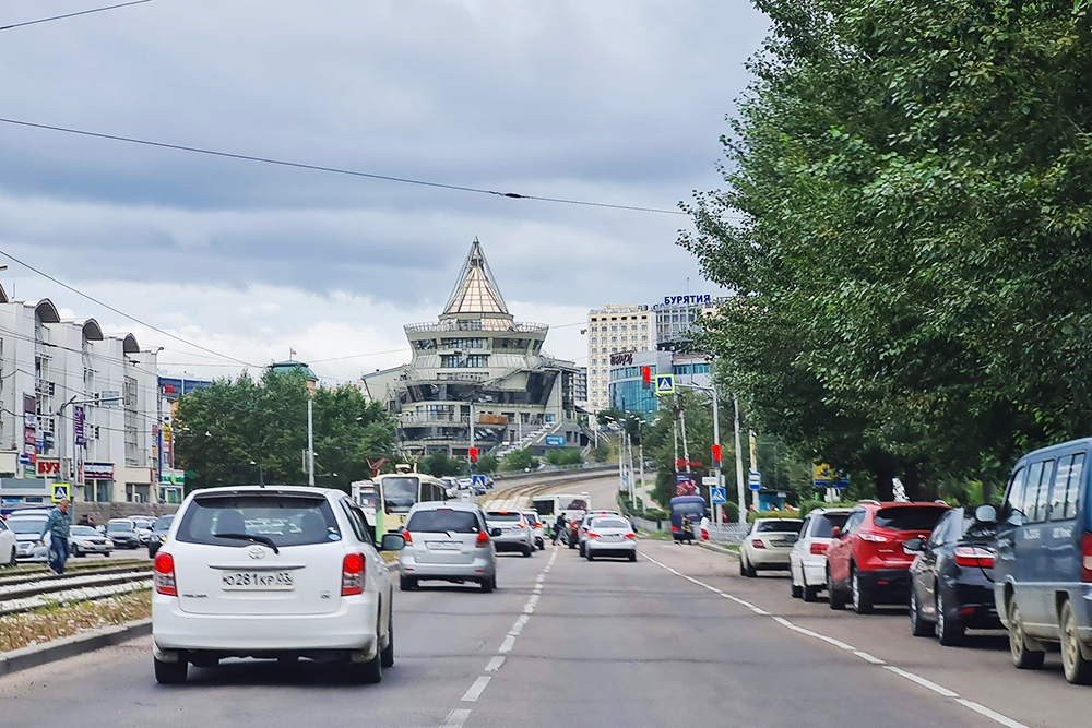 Город тоже умеет удивлять — это бизнес-центр в виде восточной шапки