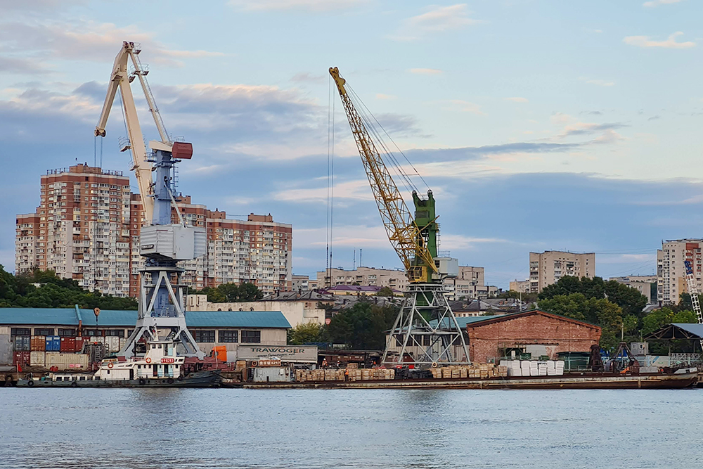 В порту стоят сухогрузы