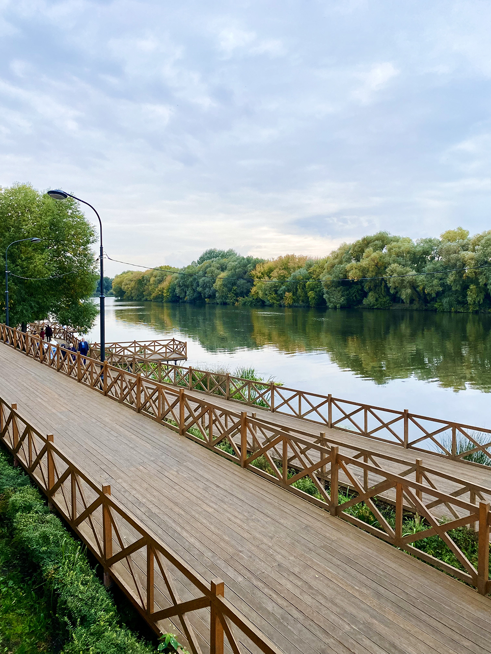 В Коломне мне хорошо: тут зелено и много воды. Это река Москва, до набережной от квартиры пешком идти минут 20