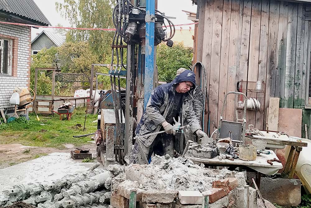 Поднятый из скважины грунт мы сначала складывали, а потом сливали в специальную емкость из кирпичей