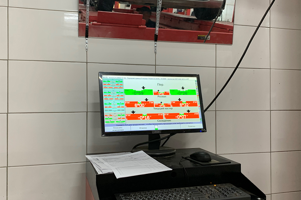 Актуальные и допустимые значения развала, схождения и кастера на мониторе развального стенда. Передняя ось, Шкода Октавия A5 2011 года. Несмотря на «макферсон», развал можно регулировать смещением подрамника. Конкретно в этом случае кастер останется красным
