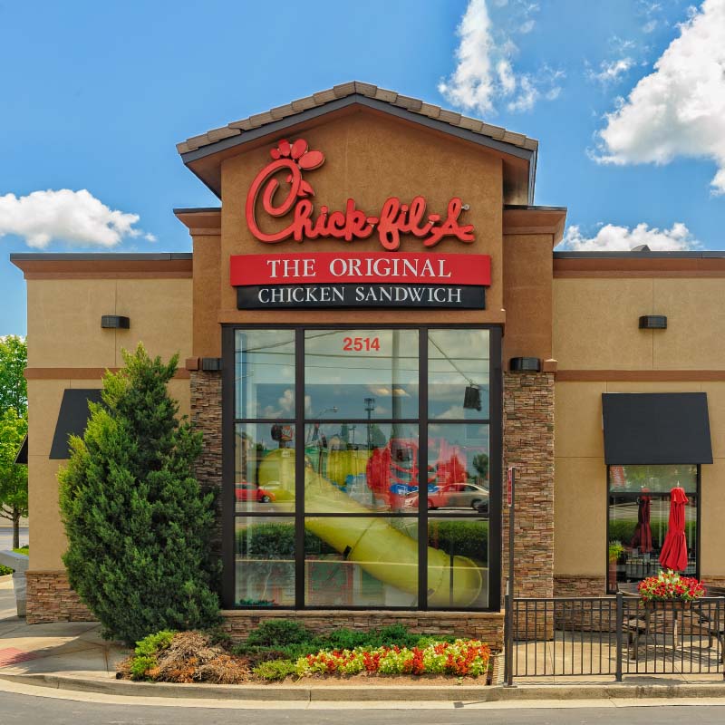 Все рестораны Chick-fil-A не работают по воскресеньям. Основатель сети Трует Кэти — верующий христианин, он перенес принцип соблюдения выходного и на свой бизнес. Фото: Barry Fowler / Shutterstock