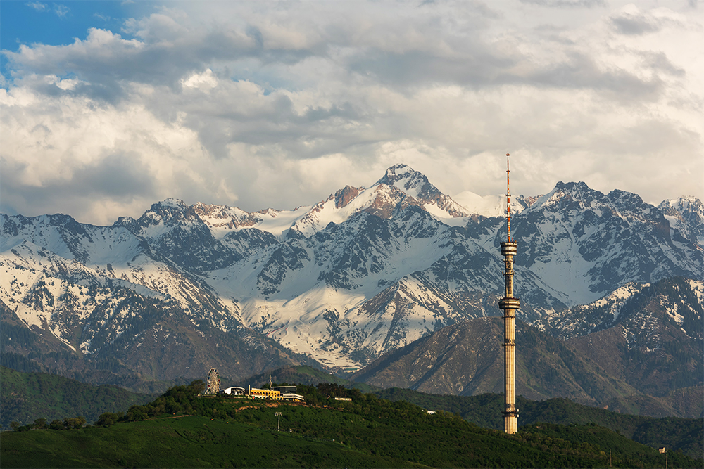 Парк «Кок-Тобе» на фоне горной цепи Заилийского Алатау. Фото: MaxZolotukhin / Shutterstock