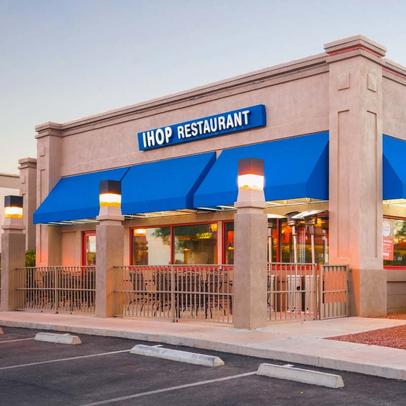 Снаружи все рестораны Ihop выглядят очень минималистично. Фото: RYO Alexandre / Shutterstock