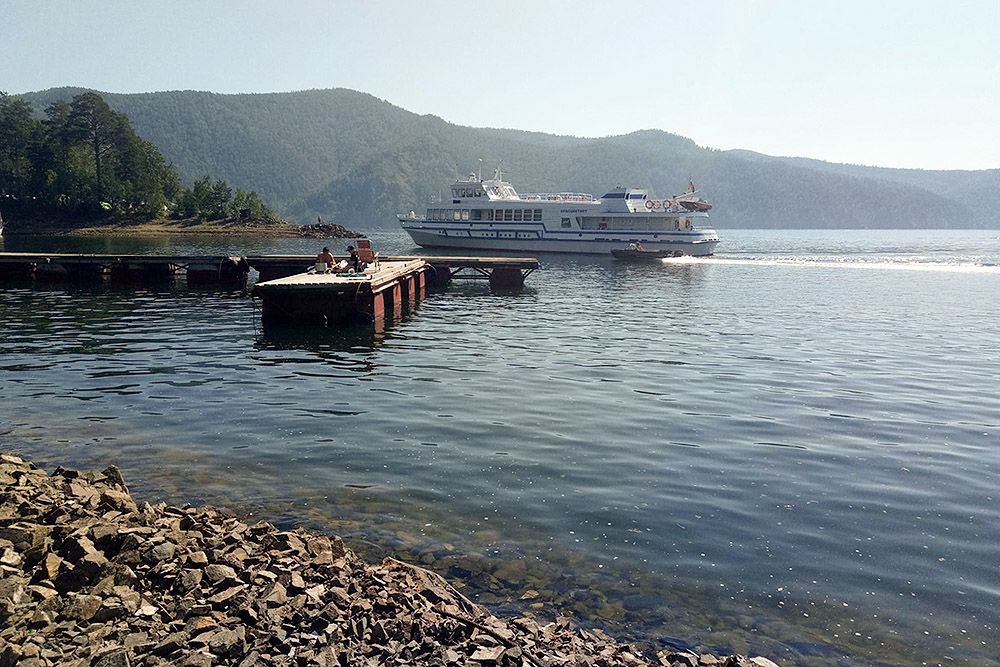 В жаркие дни вода в заливе прогревается до комфортной для купания температуры — +20…25 °С