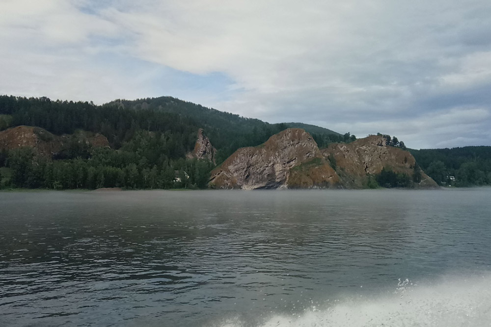 Так с воды выглядят скалы: Голубка — слева, Караульный Бык — справа