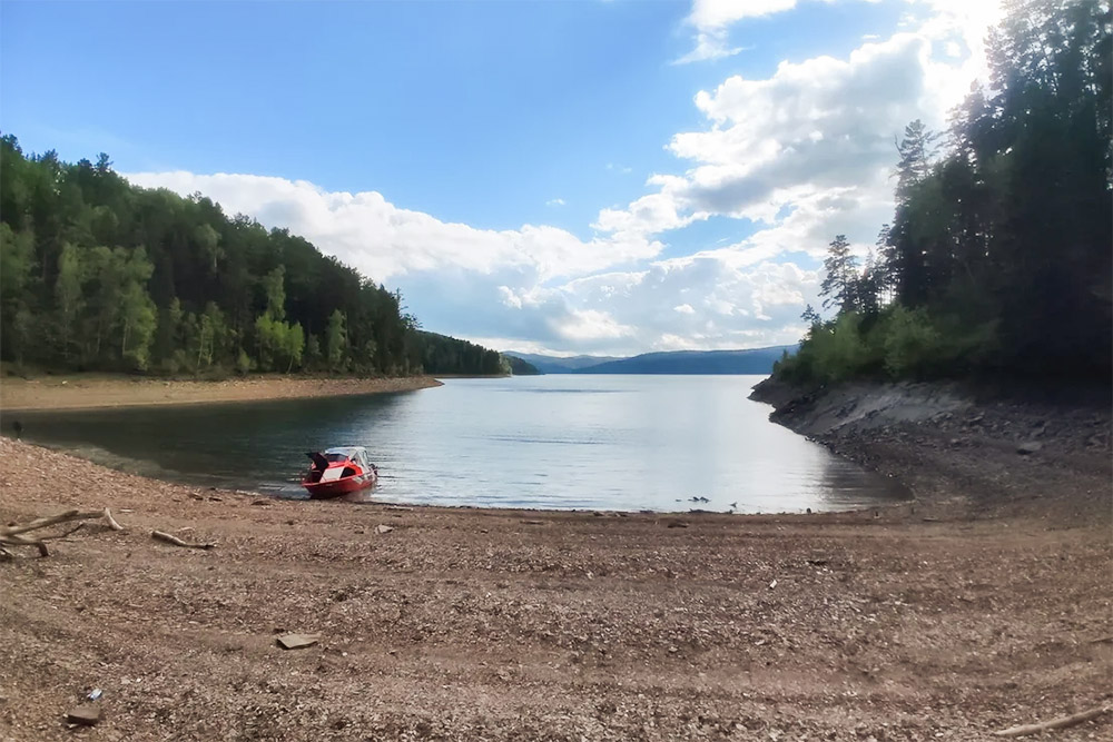 Когда отходит вода, на скалистых берегах заливов появляются пляжи