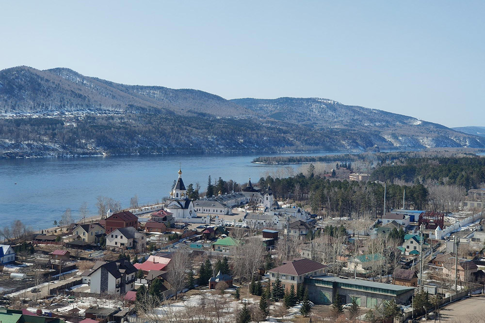 Вид на монастырь с «Красивого берега». Туда приходят фотографироваться молодожены и выпускники