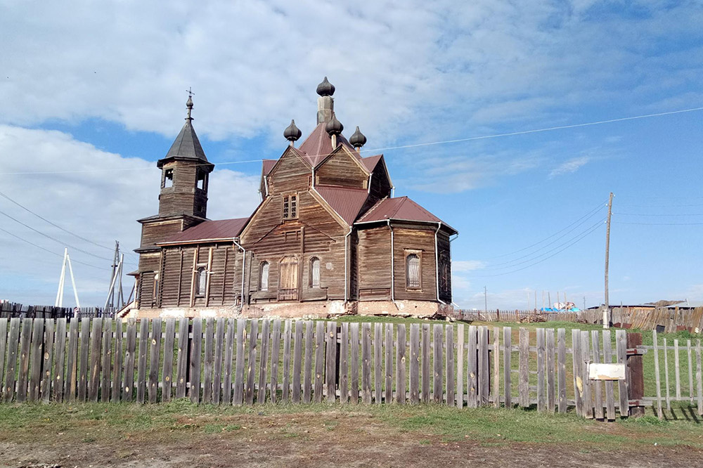 Церковь можно увидеть с Енисея и из любого места села