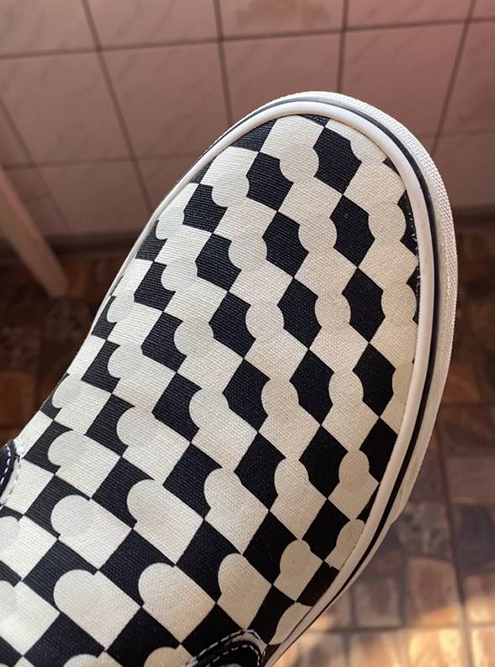 У меня есть слипоны Vans, которые меняют цвет в зависимости от температуры. Но кататься в них оказалось неудобно