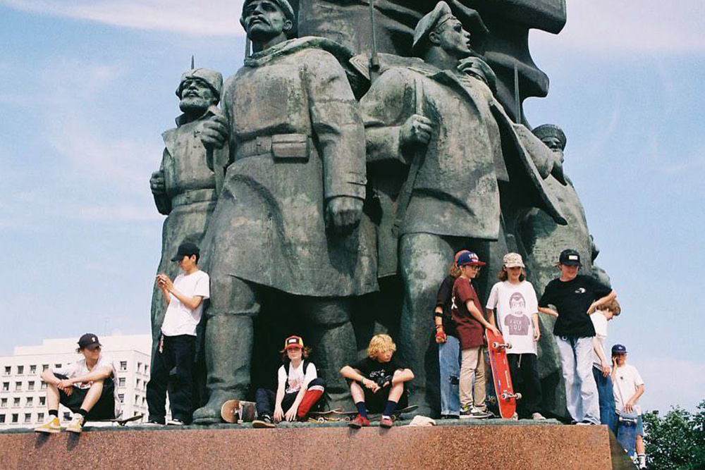 Go Skateboarding Day 2021. Памятник Ленину на станции метро «Октябрьская» — один из главных московских скейт‑спотов. Ребята готовятся делать трюки с памятника