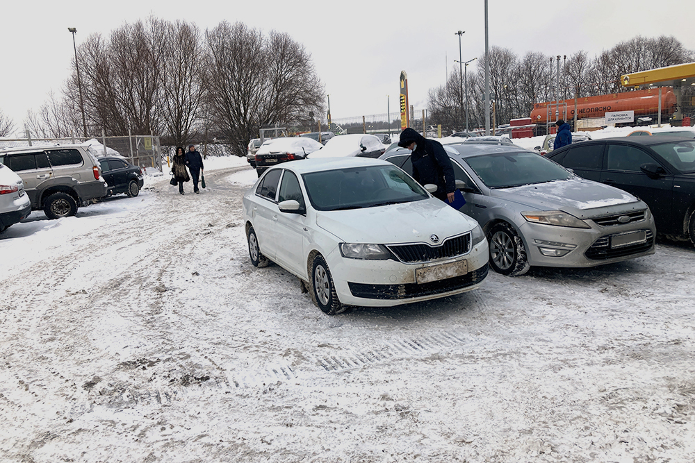 Машину не загоняли на подъемник и осматривали прямо на улице