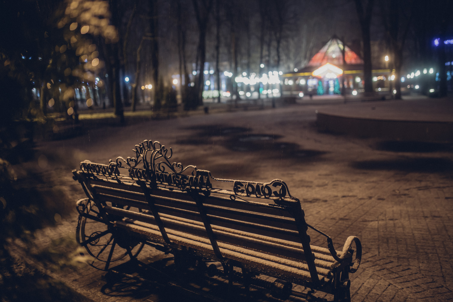 Дизайнерская лавочка в центре сада