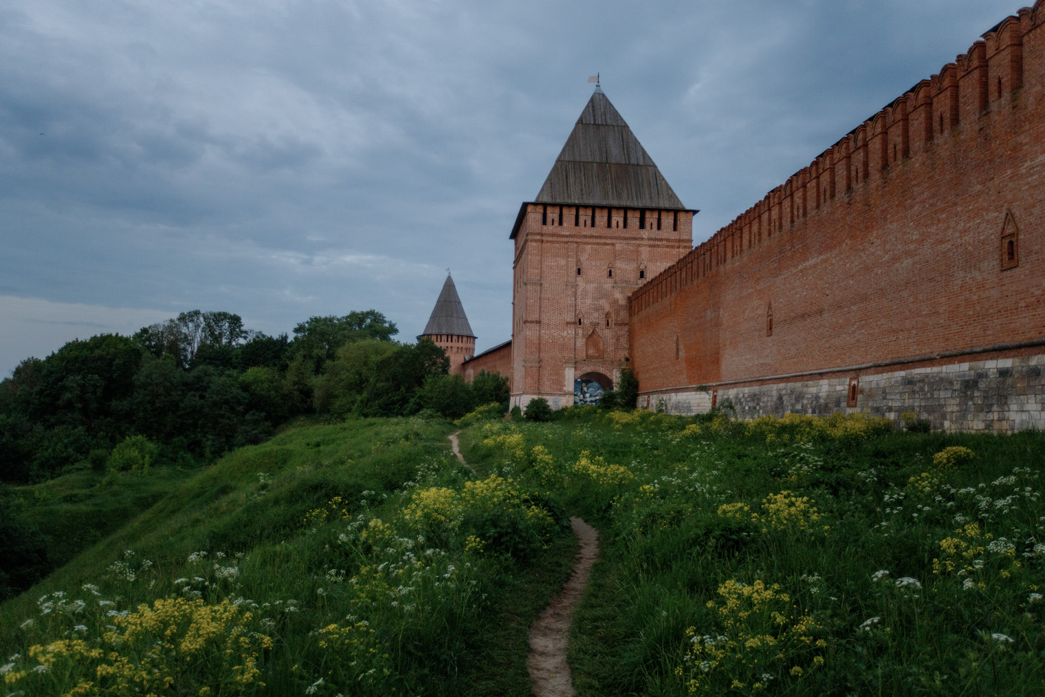 Нетронутая природа у восточного участка стены почти не изменилась за четыре столетия