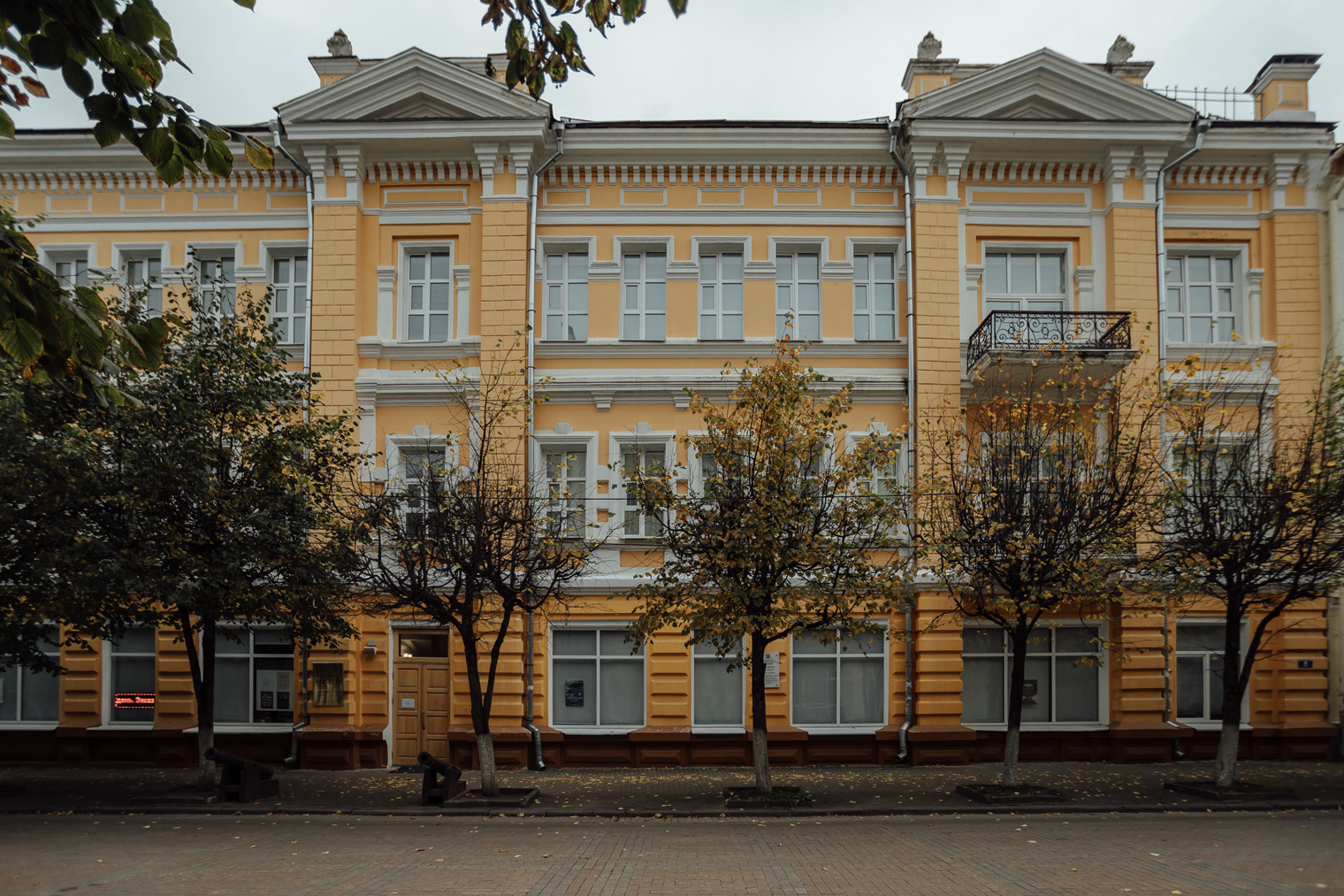 У входа в Исторический музей можно разглядеть трофейные наполеоновские пушки