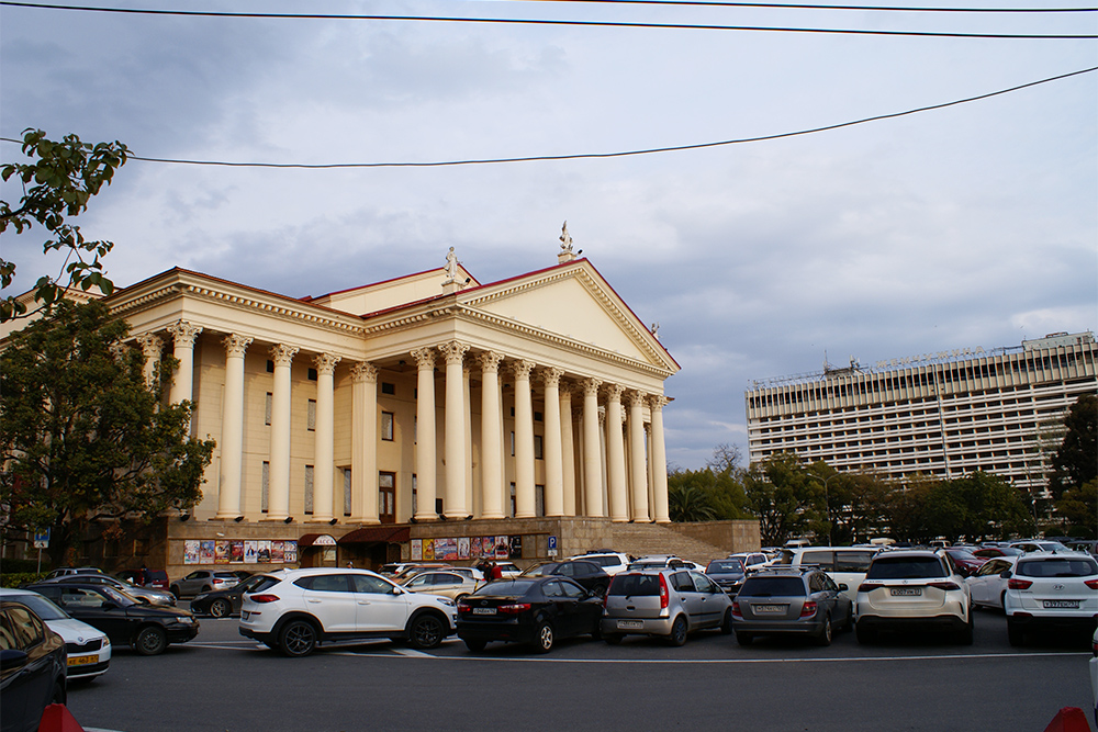 Зимний театр — одно из узнаваемых мест города благодаря фестивалю «Кинотавр». В обычные дни площадь заставлена машинами: с парковками в Сочи огромная проблема