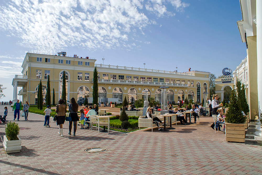 В 300 метрах от морпорта есть торговый комплекс «Гранд⁠-⁠марина», где можно зайти в фуд⁠-⁠корт «Гастропорт» и поесть осетинских пирогов или черноморской рыбы