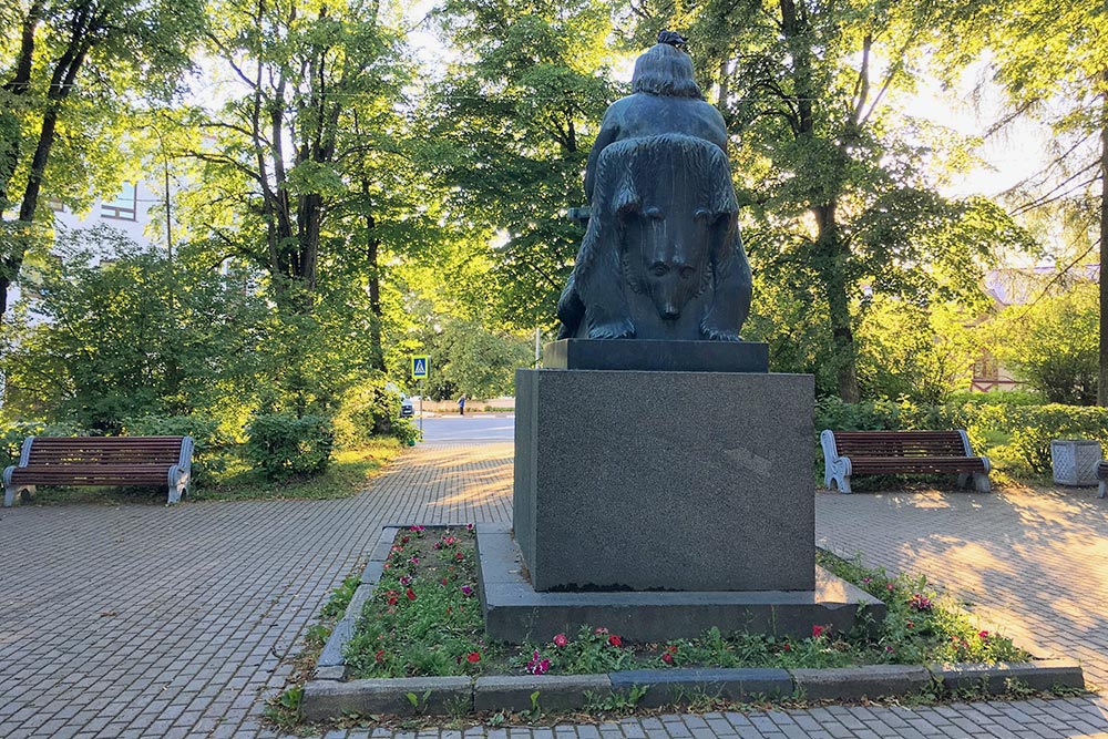 Напротив всех этих домов — сквер с памятником рунопевцу. Я думала, это главный герой эпоса «Калевала» Вяйнемяйнен, но оказалось, что это реальный человек — рунопевец Петри Шемейкка