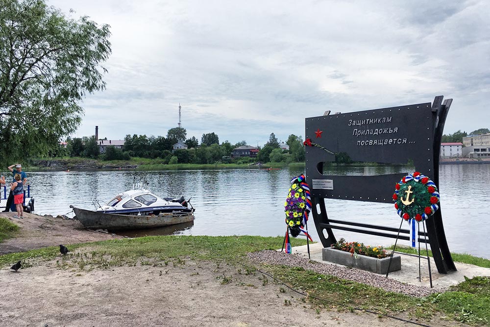 Катера отходят от памятника защитникам Приладожья на набережной, перед причалом «Метеоров»