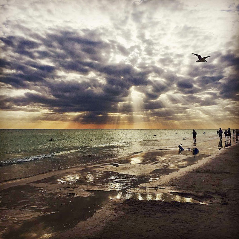 Закат на пляже Siesta Key в Сарасоте