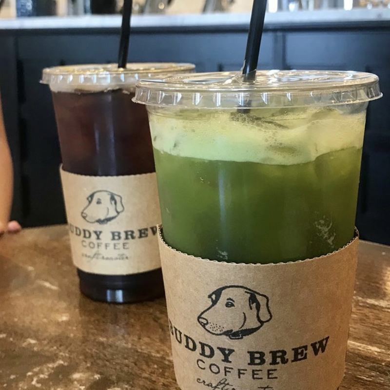 Милые стаканчики в кофейне Buddy Brew