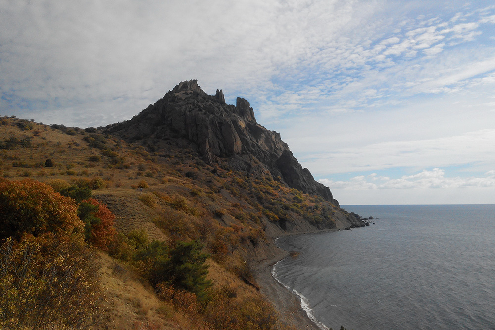 Я приехала в Карадагский заповедник в Крыму в середине октября, когда других туристов не было. Экскурсии для одного человека не проводят. Но меня пустили на экскурсию для участников какой⁠-⁠то научной конференции, которую проводили в этот день. Я заплатила стандартную сумму — около пятисот рублей — и в результате увидела больше, чем обычные путешественники