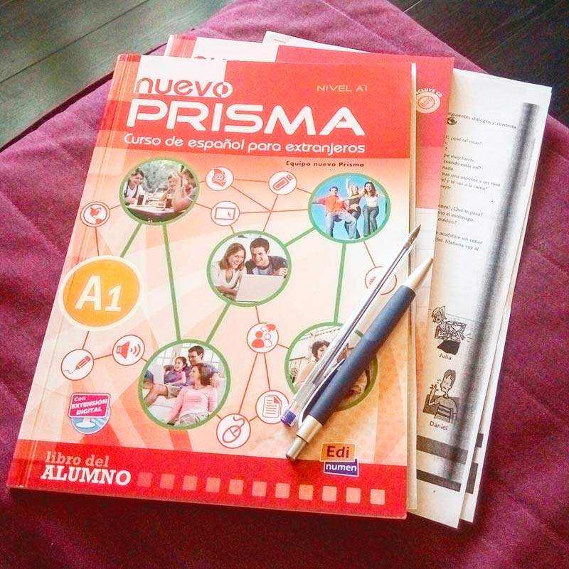 На курсах мы занимались по учебнику и рабочей тетради Nuevo Prisma. Мне они понравились балансом: заданий на чтение, аудирование, письмо, словарный запас и грамматику было поровну. Не было ощущения, что учишь что-то одно, а остальное проседает