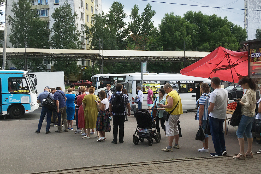 Половина очереди на маршрутку у метро «Проспект Ветеранов» в 18:00. Вторая половина за углом