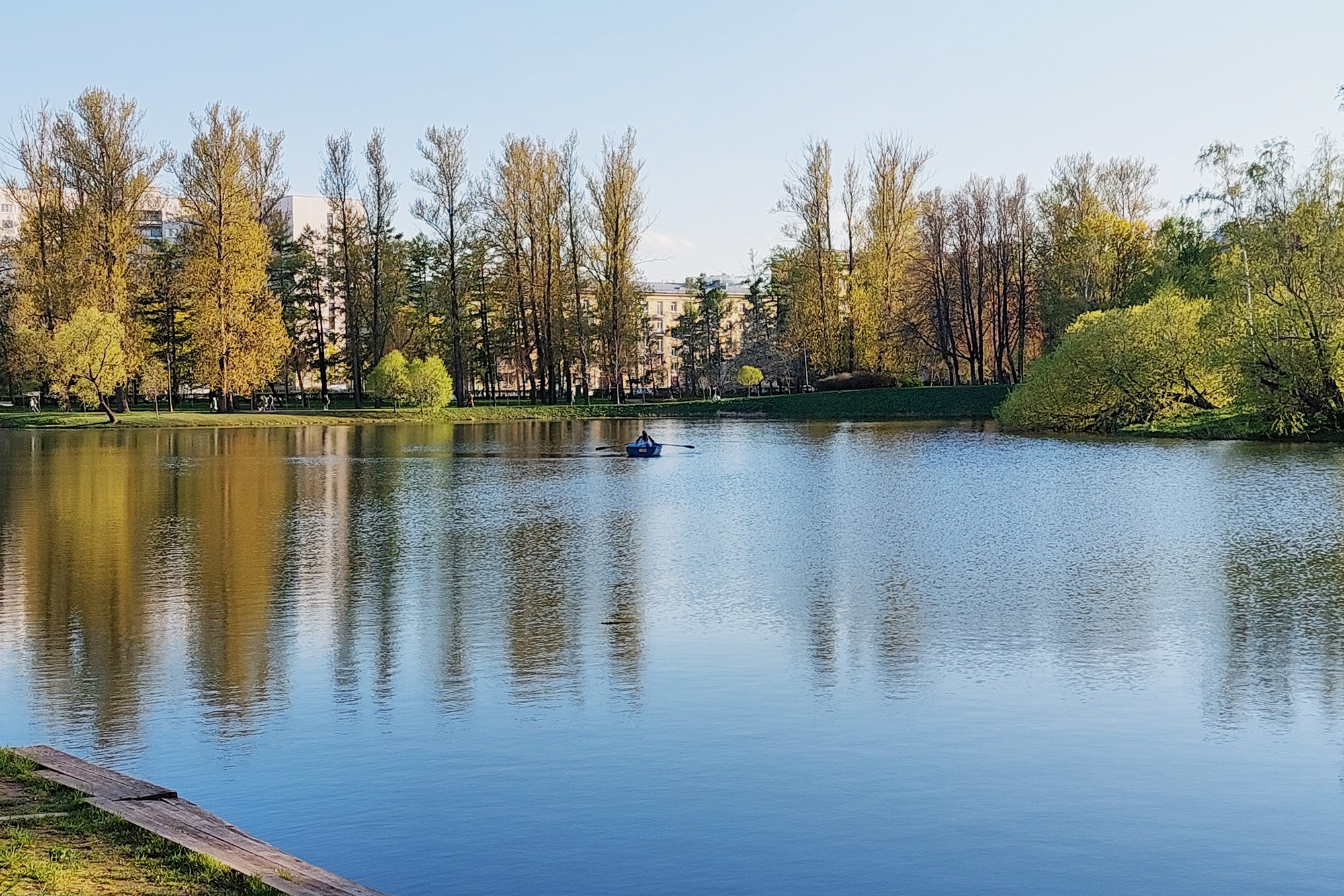 Так выглядят пруды в парке Победы. Прокат лодок и водных велосипедов стоит 400 ₽ в час