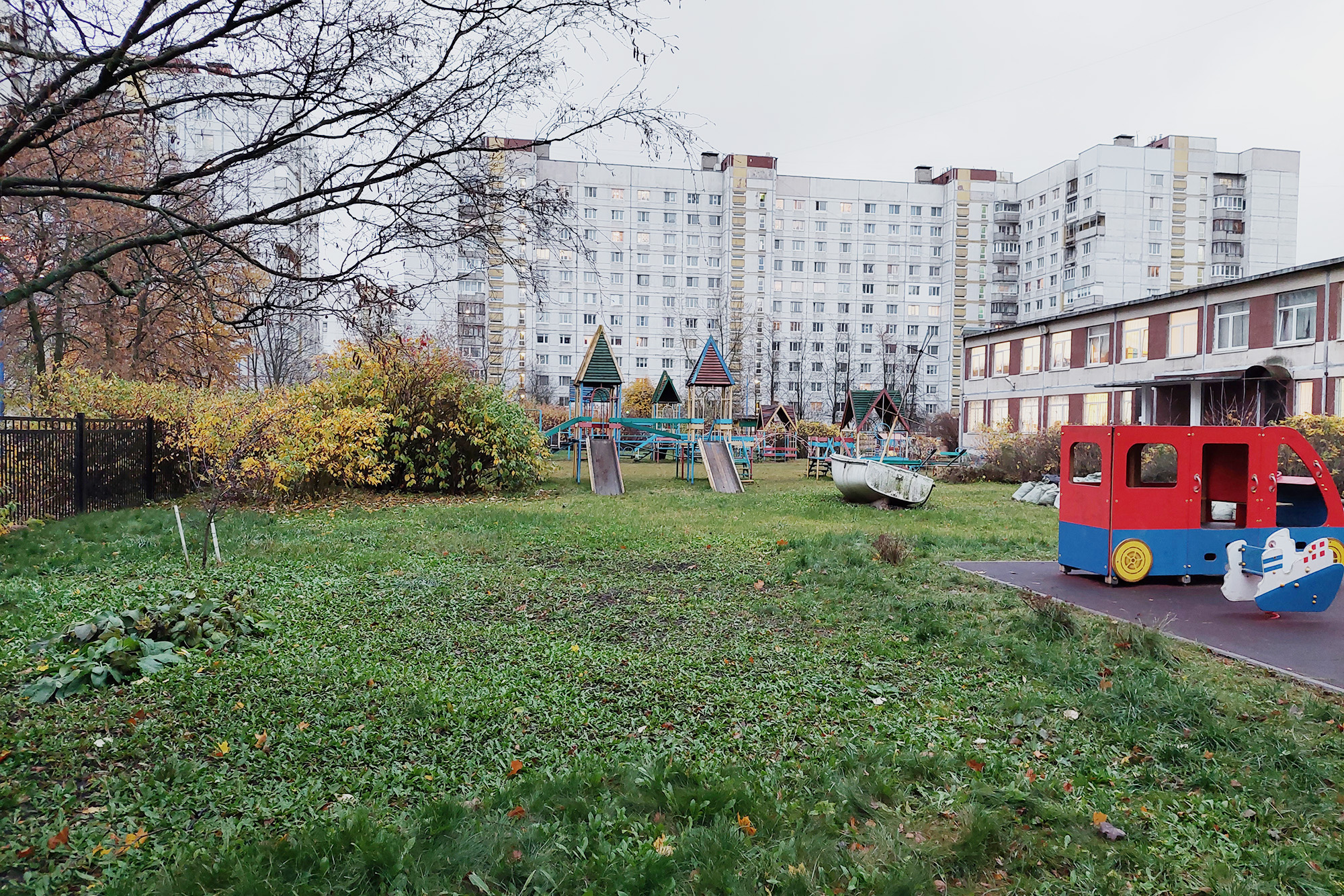 А это старый детский сад — много травы и зелени. Тут действительно хочется находиться