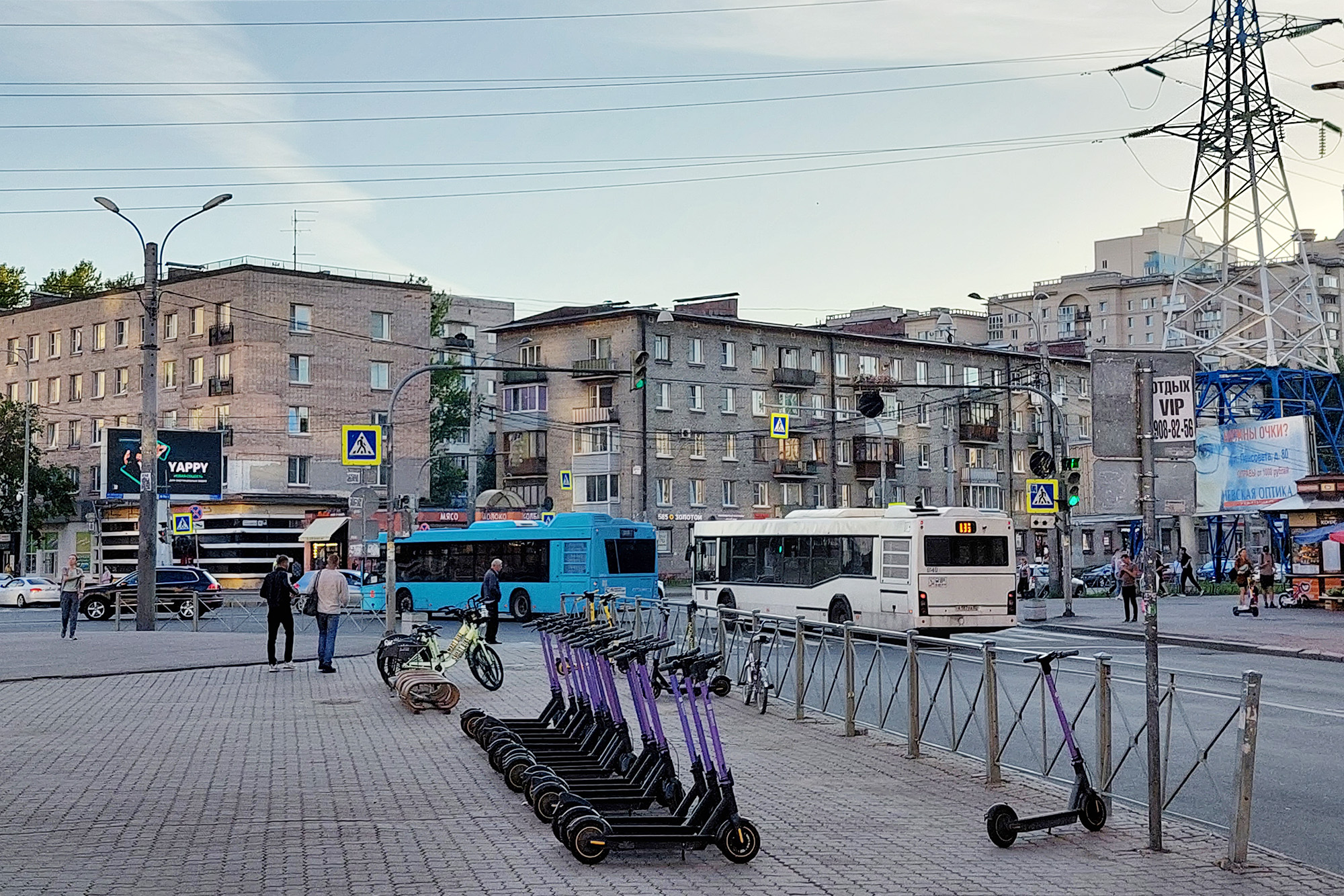 Новый и старый автобусы у метро «Звездная»