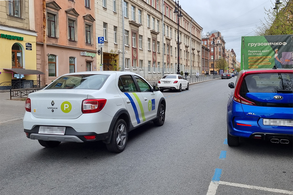 Зону платной парковки патрулируют автомобили, в салоне которых установлены специальные камеры. Они считывают номера всех автомобилей в зоне, и если в базе нет информации об оплате парковки, водитель получит штраф