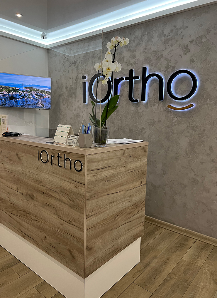 Так выглядит ресепшен в стоматологической клинике iOrtho Center