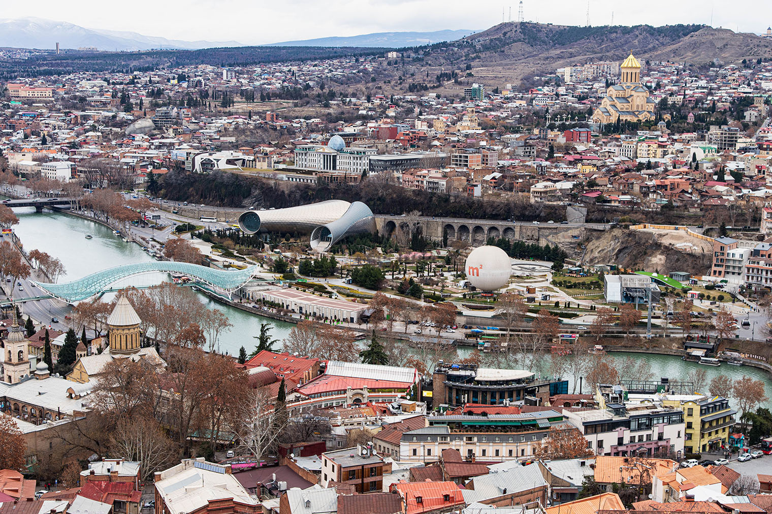 Вид на Тбилиси с горы Мтацминды. Фотография: Arunporn Thanapotivirat / Shutterstock / FOTODOM