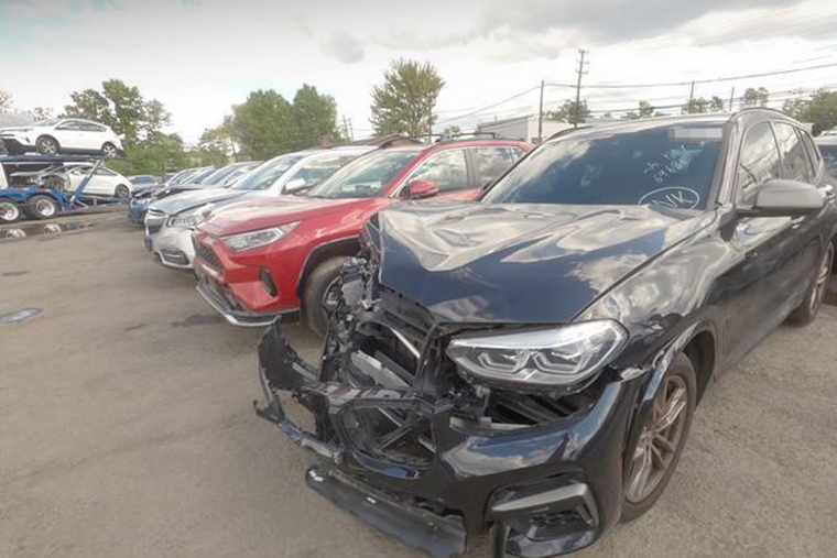 Второй автомобиль, BMW X3, я купил после ДТП и отремонтировал сам: так вышло дешевле