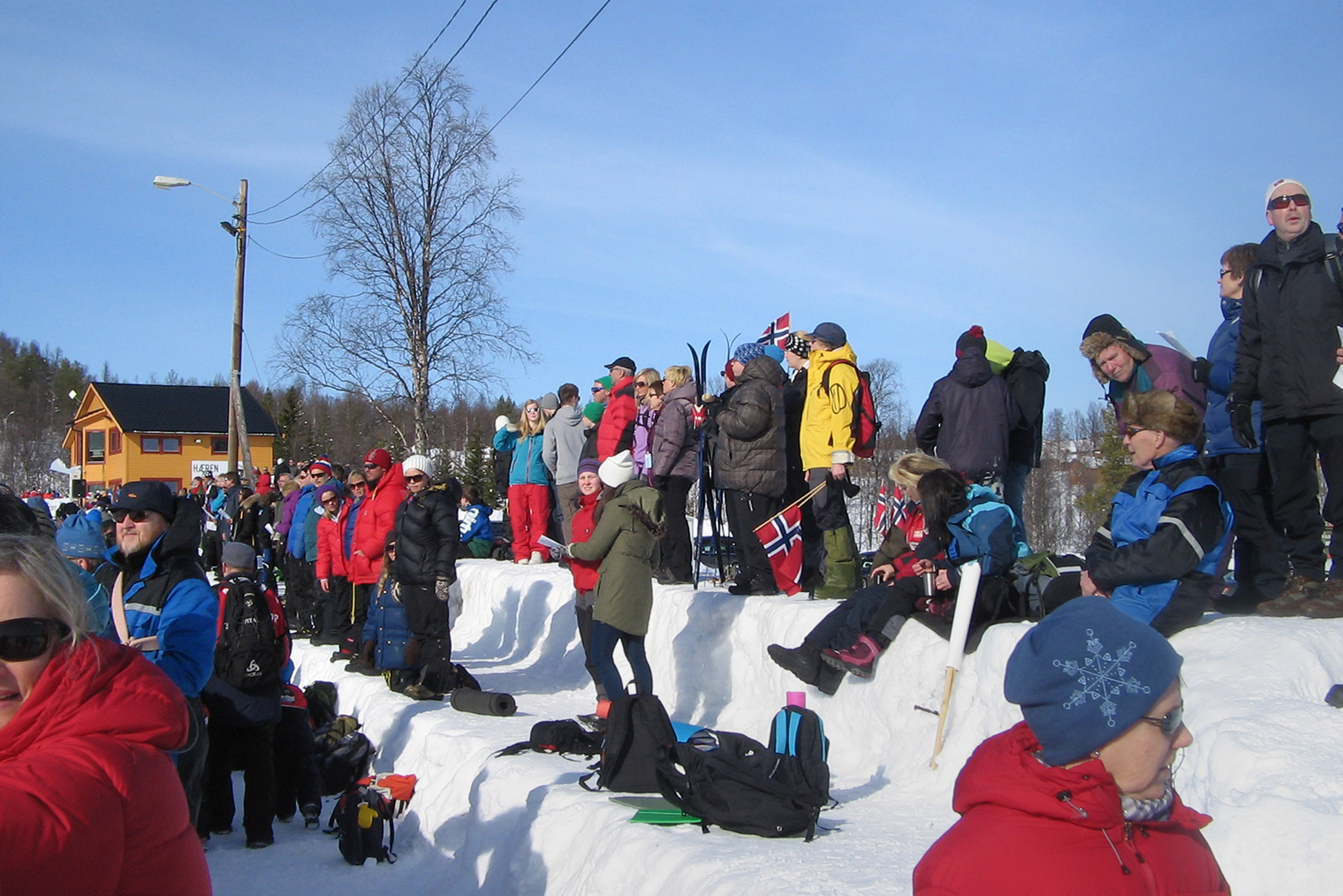 Бардуфосс, 2011 год, чемпионат Норвегии. Вот так выглядят трибуны на многих мелких стадиончиках — просто пригорок или, как в этом случае, ступеньки из снега. Разгар апреля, вообще⁠-⁠то :)