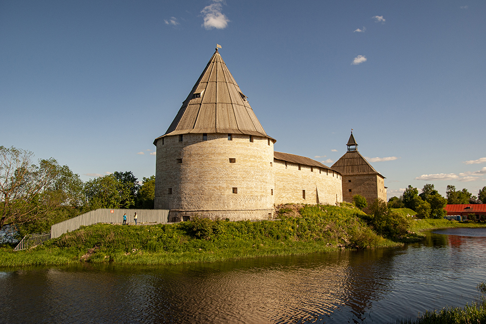 На переднем плане — Стрелочная башня крепости