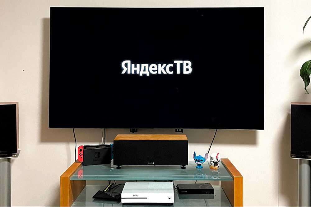 Не ищите на этом фото сам «Модуль»: он висит на HDMI⁠-⁠проводе за телевизором, от него видно только зарядный кабель USB Type⁠-⁠C — слева