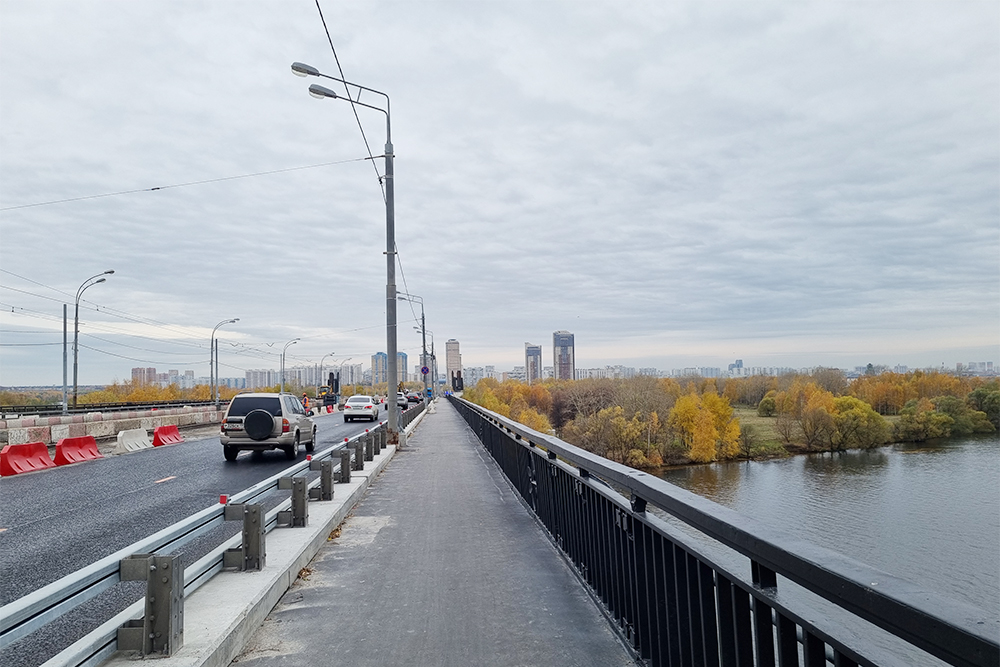 Фотография сделана на границе районов Строгино и Щукино — она проходит по мосту