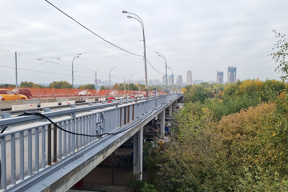 Строгинский мост, утопающий в зелени и в ремонте одновременно