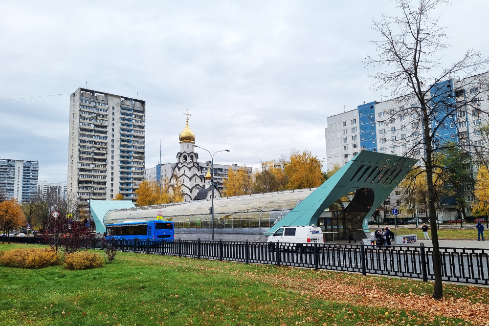 Вход в метро «Строгино». На заднем плане новый храм Новомучеников и Исповедников Российских