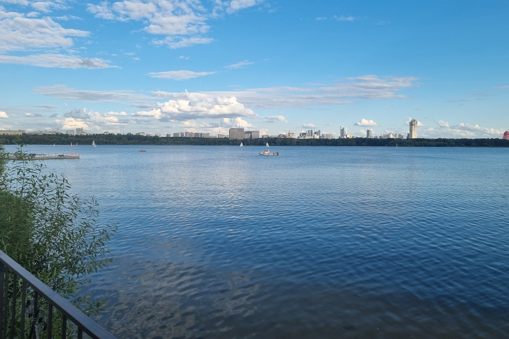 Вид на Щукино. Вдалеке видны паруса — наверное, идут занятия в школе водных видов спорта