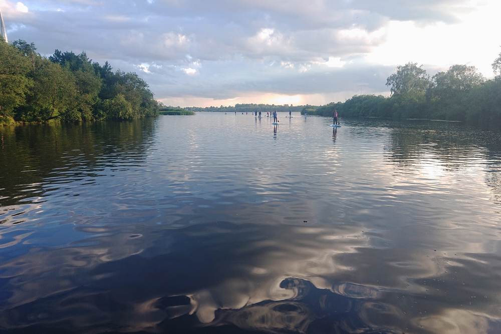 Вид на реку прекрасен, но купаться в ней не стоит: вода грязная